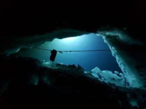 Plongée de nuit sous-glace